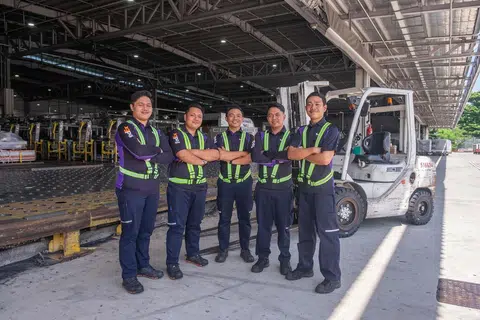Walaupun tidak duduk sebumbung di Johor, lima beradik asal Malaysia (dari kiri) Encik Muhammad Hanafi Sariman, Encik Mohd Khairul Yusuf Sariman, Encik Muhammad Hamizi Sariman, Encik Hery Kurniawan Abdullah dan Encik Mohd Hamizan Sariman dapat merapatkan lagi ukhuwah mereka ketika bekerja bersama-sama di FedEx Singapura.