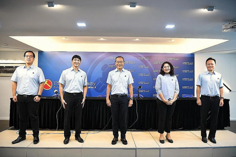CALON DIKEMUKAKAN: (Dari kiri) Encik Ron Tan Jun Yen, Encik Jamus Lim, Encik Dennis Tan Lip Fong, Cik Raeesah Begum Farid Khan, dan Encik Dylan Ng Foo Eng. - Foto-foto PARTI PEKERJA