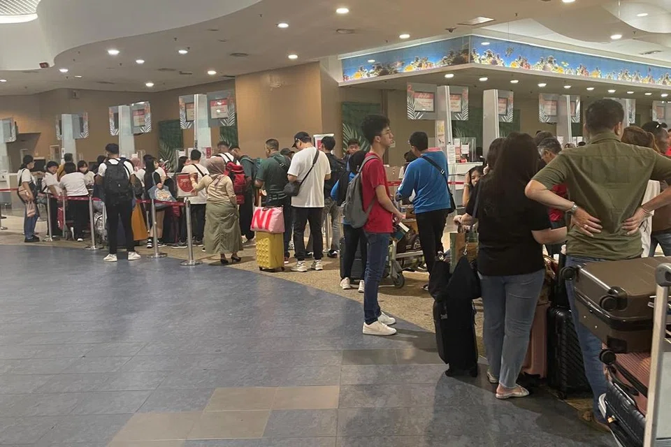 Situasi di Lapangan Terbang Antarabangsa Pulau Pinang yang sudah mula reda selepas beberapa jam.  