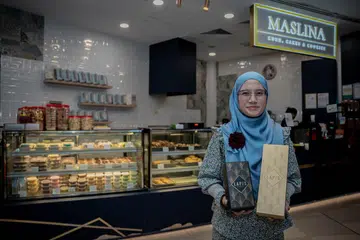 Pemilik kedai Deli Maslina, Cik Adibah Ahmad, telah memperbaharui bungkusan kek lapis Deli Maslina untuk menarik perhatian pelanggan.