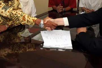 Menteri di Jabatan Perdana Menteri (Hal Ehwal Agama), Dr Mohd Na’im Mokhtar, berkata sebarang dakwaan yang mengaitkan Jabatan Kemajuan Islam Malaysia (Jakim) dengan iklan pakej perkhidmatan perkahwinan di Thailand adalah palsu.