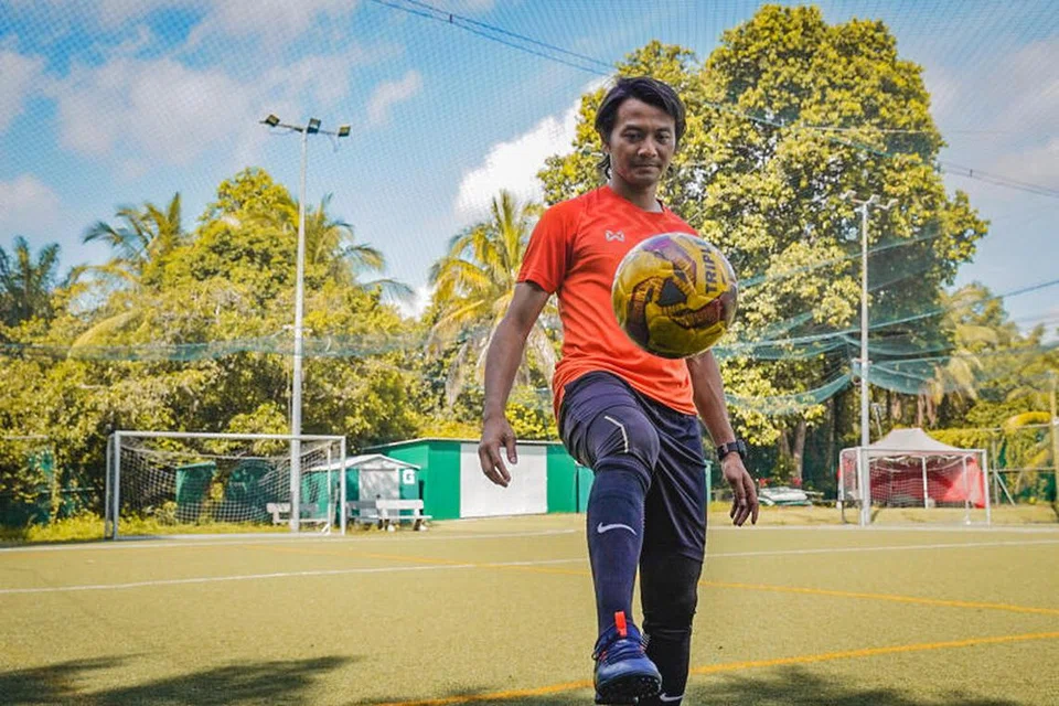 BEKAS PENYERANG: Indra Sahdan kini adalah jurulatih pasukan bawah 21 tahun di kelab Liga Perdana Singapura, Balestier Khalsa dan penolong ketua jurulatih dan ketua fasa pembangunan belia dalam Akademi Antarabangsa Kelab Bola Sepak Liverpool di Singapura.