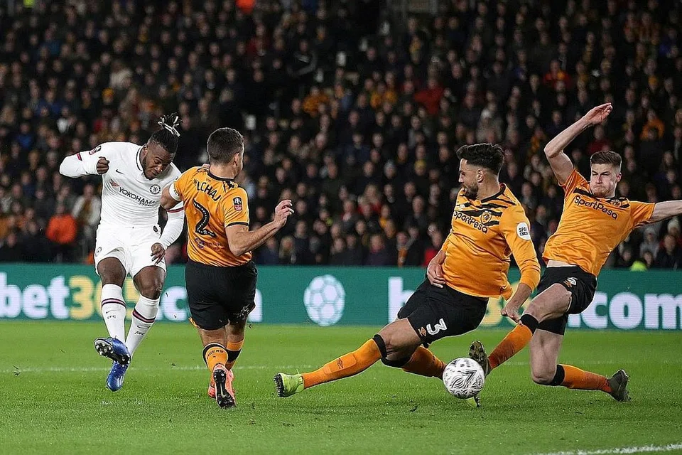 ISU GAJI: Beberapa kelab EPL mengarahkan sebahagian staf sokongan mereka mengambil cuti tanpa gaji bagi membantu kelab mengharungi cabaran kewangan dek Covid-19, tetapi perbincangan bersama pemain mengenai pemotongan gaji mereka belum mencapai sebaran huraian. Liverpool pula menarik balik keputusannya menyuruh sebahagian kakitangan bukan pemain bercuti tanpa gaji dan hendak memohon sokongan gaji daripada sebuah skim bantuan kerajaan, selepas ia dikritik kerajaan, penyokong dan bekas pemain. - Foto REUTERS