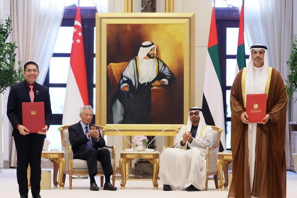 METERAI KERJASAMA: Majlis pertukaran MOU antara Singapura dengan UAE di Istana Negara, Abu Dhabi pada Oktober lalu dihadiri (dari kiri) Dr Maliki Osman; Encik Lee Hsien Loong; Presiden UAE, Sheikh Mohamed Zayed Al Nahyan; dan Pengerusi Penguasa Ehwal Eksekutif Abu Dhabi, Encik Khaldoon Khalifa Al Mubarak​.