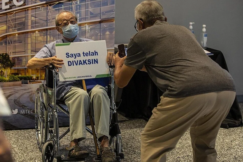 SELAMAT DISUNTIK: Seorang warga emas bergambar setelah menerima vaksin Covid-19 di pusat vaksinasi di Kuala Lumpur. Bangunan Pusat Pameran dan Perdagangan Antarabangsa Malaysia (Mitec) di Jalan Dutamas 2 di Wilayah Persekutuan Kuala Lumpur, diubah menjadi pusat mega vaksinasi Covid-19 yang boleh diluaskan untuk menguruskan 8,000 penerima vaksin setiap hari jika diperlukan. - Foto EPA-EFE