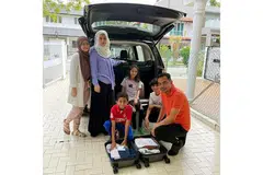 PERSIAPAN AWAL: Syed Eeszadh (kanan) sudah mula buat persiapan sebelum menjelajah Malaysia mingu depan bersama keluarga, termasuk (dari kiri) anaknya, Aliyyah, isterinya, Cik Sofiah Alhamid, serta anak-anaknya yang lain, Syed Khairan, Shireen, dan Syed Hassuni.- Foto ihsan SYED EESZADH ALSAGOFF 