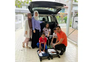 PERSIAPAN AWAL: Syed Eeszadh (kanan) sudah mula buat persiapan sebelum menjelajah Malaysia mingu depan bersama keluarga, termasuk (dari kiri) anaknya, Aliyyah, isterinya, Cik Sofiah Alhamid, serta anak-anaknya yang lain, Syed Khairan, Shireen, dan Syed Hassuni.- Foto ihsan SYED EESZADH ALSAGOFF 