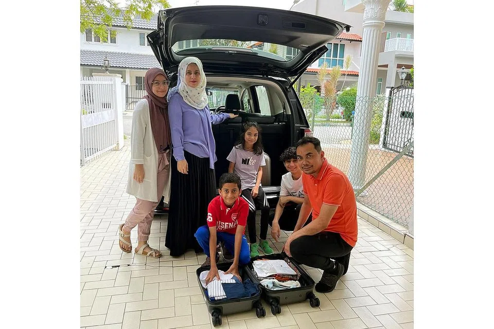 PERSIAPAN AWAL: Syed Eeszadh (kanan) sudah mula buat persiapan sebelum menjelajah Malaysia mingu depan bersama keluarga, termasuk (dari kiri) anaknya, Aliyyah, isterinya, Cik Sofiah Alhamid, serta anak-anaknya yang lain, Syed Khairan, Shireen, dan Syed Hassuni.- Foto ihsan SYED EESZADH ALSAGOFF 