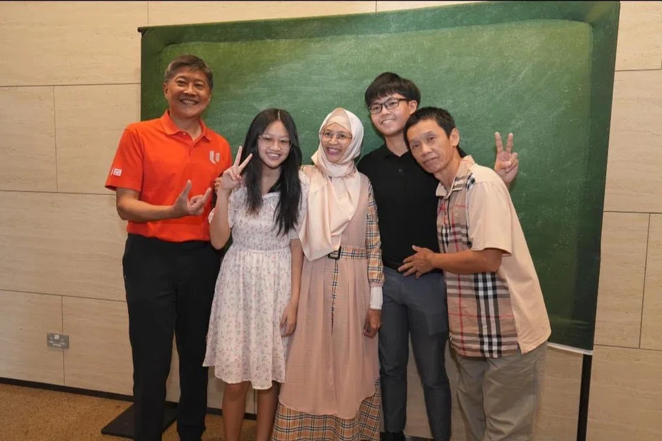 Setiausaha Agung NTUC, Encik Ng Chee Meng, bersama penerima Dana Jagaan NTUC (Anugerah Pendidikan) di NTUC Centre @ One Marina Boulevard pada 5 Oktober.