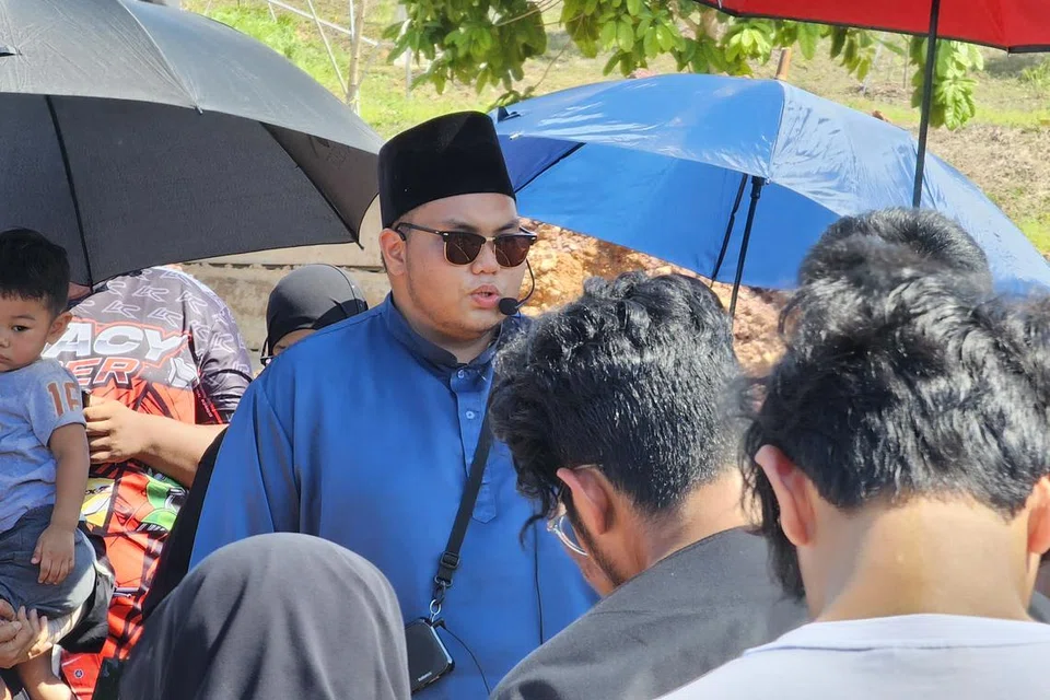 SELAMAT DISEMADIKAN: Jenazah Mohamad Ilyas Ilyasa Mohamad Ismadi selamat dikebumikan pada sekitar 3.30 petang pada Ahad di Pusara Aman.
