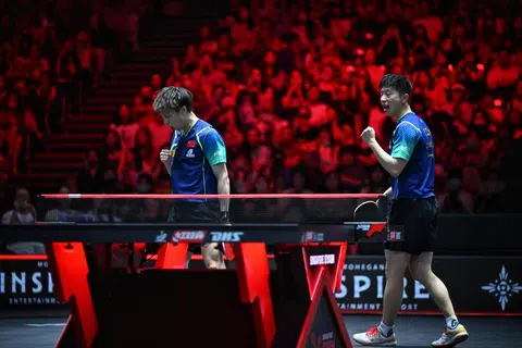 Ma Long dan Lin Gaoyuan dari China memenangi perlawanan akhir beregu lelaki Singapore Smash di depan penonton yang penuh sesak di Dewan Arena OCBC 1 pada 16 Mac. 