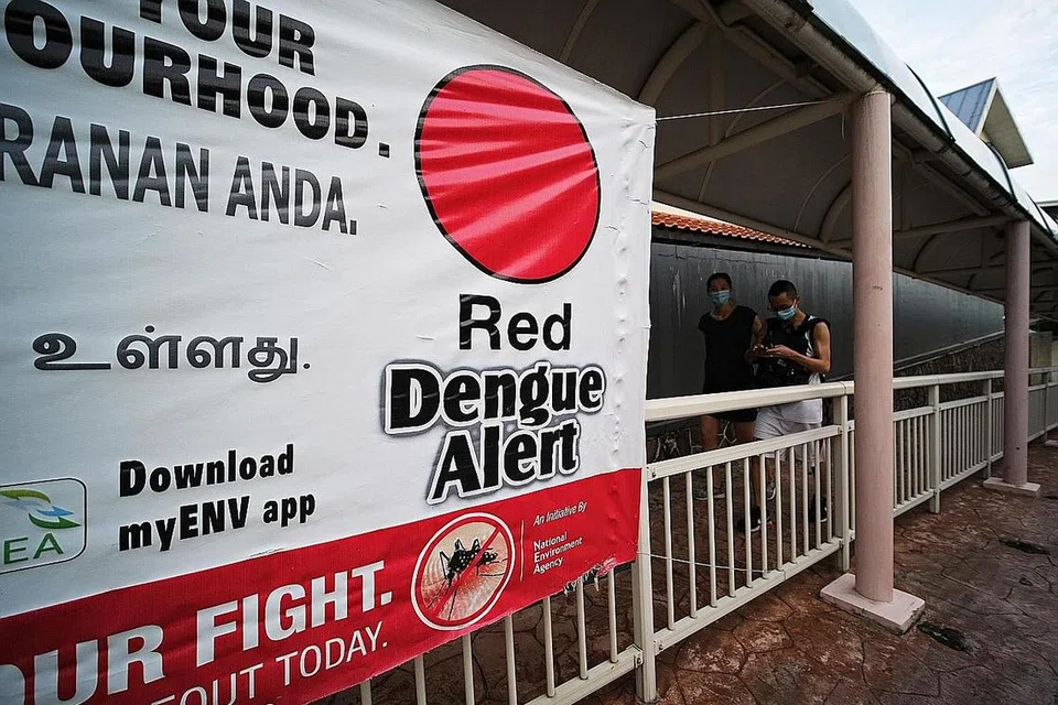 AMARAN DENGGI: Sepanduk amaran dipasang di kawasan yang dikesan mempunyai risiko penularan denggi yang tinggi. - Foto fail