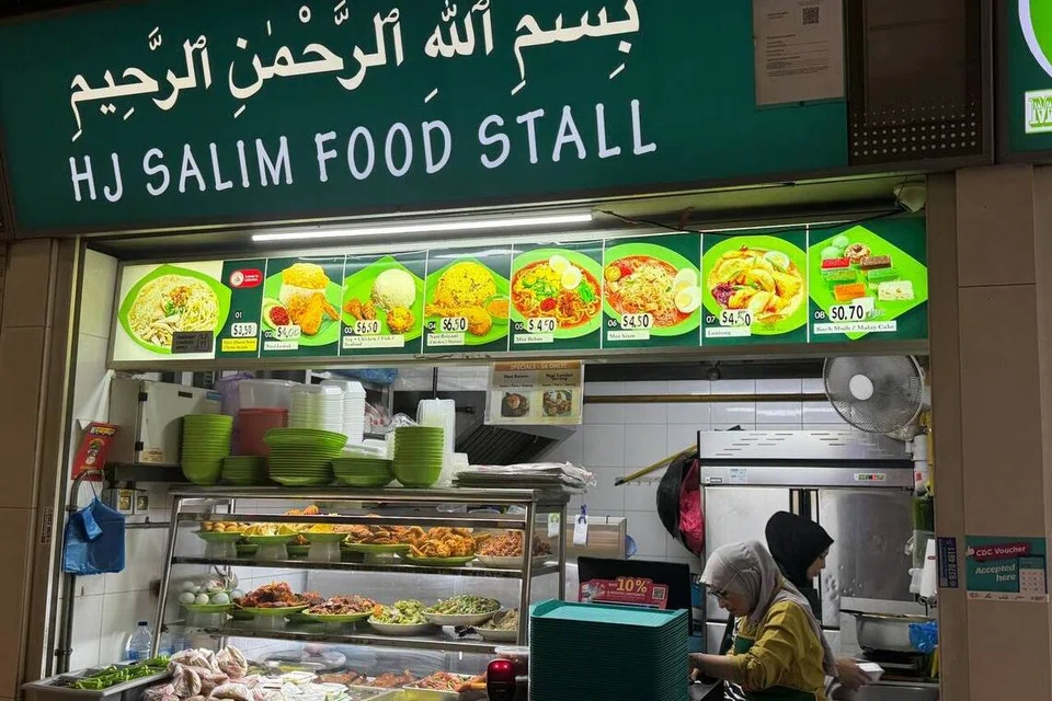 Gerai HJ Salim Food Stall di Our Tampines Hub. Pemiliknya, Cik Salama Salim berkata jumlah pelanggan yang mengunjungi gerainya berkurangan akibat jerebu.