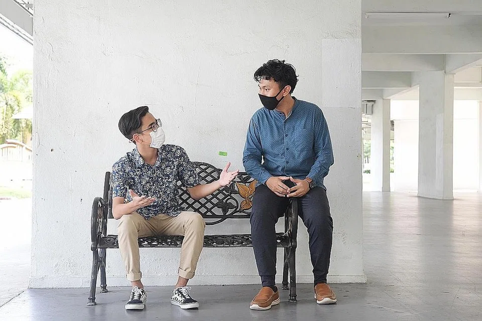 SEOLAH ADIK-BERADIK KANDUNGAN: Encik Norizam Baharon (kanan) pada mulanya guru tuisyen Muhammad Aniq Mohd Talib (kiri) sekitar lima tahun lalu, namun kini mereka mempunyai hubungan yang rapat hinggakan beliau diterima sebagai 'abang' Aniq dalam keluarganya. - Foto BM oleh ALPHONSUS CHERN