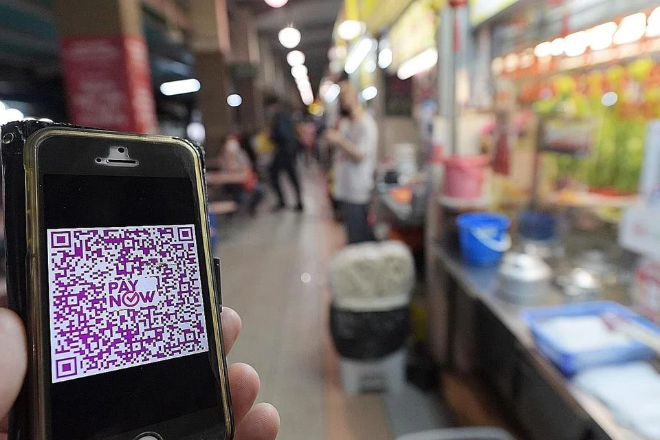 TURUT JADI SASARAN PENIPU: Urus niaga tanpa kebenaran dilakukan oleh penipu yang memperdaya pelanggan bank supaya memberikan butiran perbankan digital mereka. - Foto fail