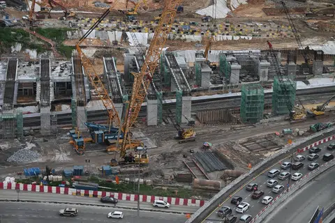 Lalu lintas kelihatan sesak di beberapa jalan bersebelahan kawasan binaan stesen RTS Bukit Chagar di Johor Bahru.