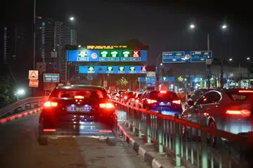 KESESAKAN DIJANGKA: Pemilik perniagaan berkata selain nilai dolar Singapura yang lebih kukuh, kenaikan kadar Cukai Barangan dan Perkhidmatan  (GST) di negeri bandar itu juga menyumbang kepada lebih ramai rakyat Singapura datang untuk membeli-belah di Johor.