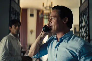 ATASI RESAH POPULARITI MERUDUM: Brad Pitt (kanan) memainkan watak Jack Conrad, pelakon filem senyap pada tahun 1920-an, yang merasakan dirinya tidak lagi dihargai dan dipedulikan, dalam filem berjudul 'Babylon'. Bersamanya adalah Diego Calva selaku Manuel 'Manny' Torres. - Foto UIP