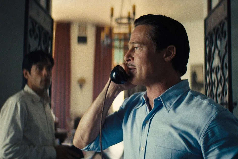 ATASI RESAH POPULARITI MERUDUM: Brad Pitt (kanan) memainkan watak Jack Conrad, pelakon filem senyap pada tahun 1920-an, yang merasakan dirinya tidak lagi dihargai dan dipedulikan, dalam filem berjudul 'Babylon'. Bersamanya adalah Diego Calva selaku Manuel 'Manny' Torres. - Foto UIP