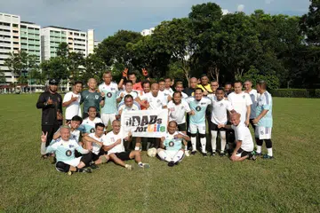 KUKUH IKATAN: Piala ‘Dad’s for Life’ atau Piala Bapa Sepanjang Hayat bertujuan memperkukuh hubungan antara anak dengan bapa menerusi bola sepak. 