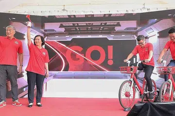LEBIH MERIAH: (Dari kiri) CEO Sport Singapore Lim Teck Yin, CEO OCBC Bank Group Helen Wong, Editor The Straits Times Jaime Ho, dan Presiden Persekutuan Berbasikal Singapura Hing Siong Chen melancarkan OCBC Cycle 2023 di Orchardgateway semalam. - Foto BH oleh FELINE LIM