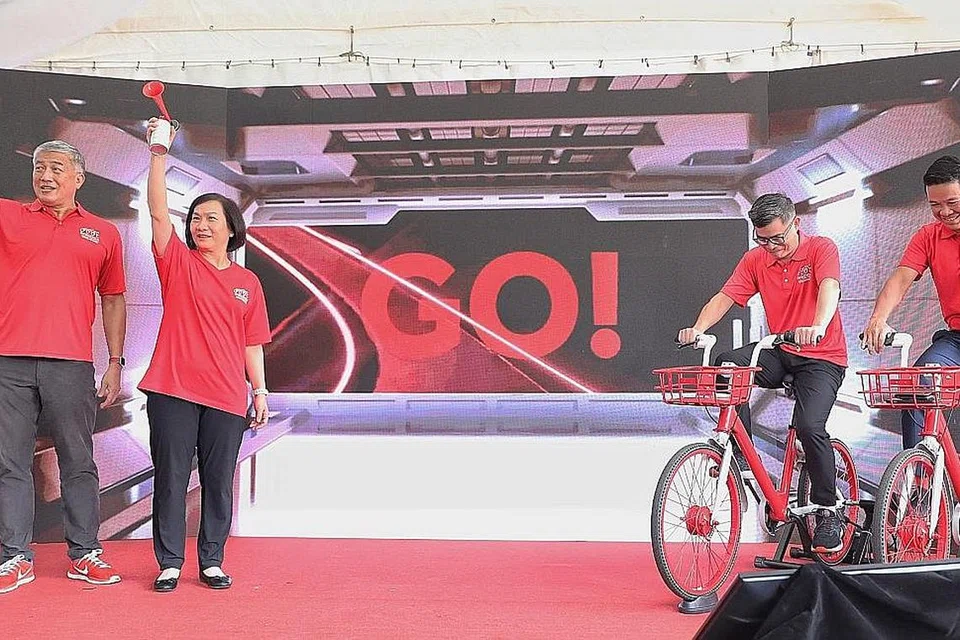 LEBIH MERIAH: (Dari kiri) CEO Sport Singapore Lim Teck Yin, CEO OCBC Bank Group Helen Wong, Editor The Straits Times Jaime Ho, dan Presiden Persekutuan Berbasikal Singapura Hing Siong Chen melancarkan OCBC Cycle 2023 di Orchardgateway semalam. - Foto BH oleh FELINE LIM