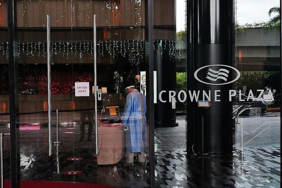 KES COVID: Kelmarin, MOH umum dua kes masyarakat, Salah satu kes ini melibatkan lelaki Singapura yang bertugas di Restoran Azur di Hotel Crowne Plaza Changi Airport. - Foto ZAOBAO