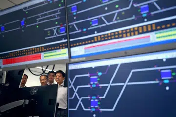 PANTAU SISTEM ISYARAT BARU: Menteri Pengangkutan Encik Khaw Boon Wan mengunjungi Kemudahan Simulasi Isyarat Kawalan Kereta Api Berdasarkan Komunikasi (CBTC) apabila ia baru dibuka di Depoh Bishan pada 24 April lalu. - Foto ZAOBAO
