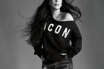 BUAT KEBAJIKAN: Dalam dunia tenat dilanda wabak Covid-19, penyanyi legenda Cher merakam versi Sepanyol lagu asal Abba, 'Chiquitita', sebagai usaha mengumpul dana buat Unicef. - Foto INSTAGRAM CHER