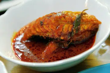 SENTIASA MENYELERAKAN: Asam pedas boleh dimasak dengan pelbagai jenis ikan, termasuk ikan pari, seperti di atas.Orang tua dan muda serta masyarakat pelbagai kaum kini turut meminati asam pedas, yang merupakan hidangan sinonim dengan masyarakat Melayu. - Foto fail