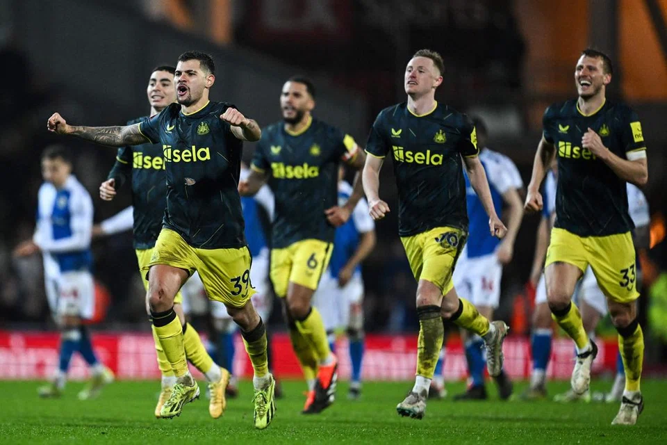 Pemain Newcastle United meraikan kemenangan 4-3 melalui sepakan penalti mereka ke atas Blackburn Rovers. Perlawanan  berakhir 1-1 selepas tempoh perlawanan biasa. 