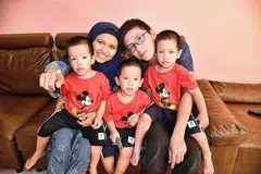 MEMBESAR DENGAN SIHAT: Cik Nur Halimahtullah dan suami, Encik Muhsin Muttaqin, bersama kembar tiga mereka - Ahmad Faqih, Ahmad Nasir dan Ahmad Salih. - Foto BH oleh DESMOND WEE