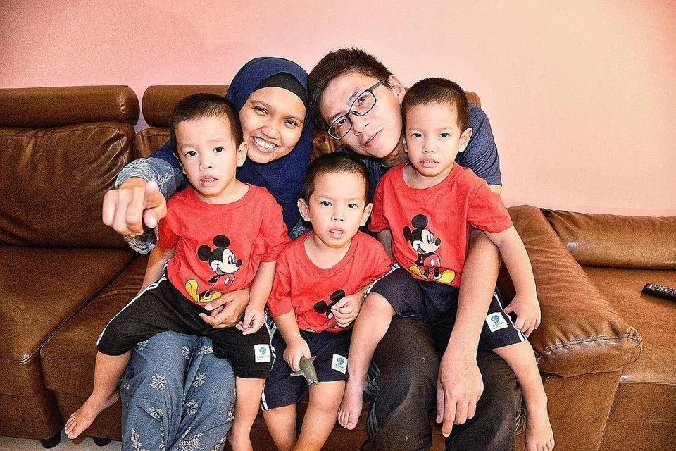 MEMBESAR DENGAN SIHAT: Cik Nur Halimahtullah dan suami, Encik Muhsin Muttaqin, bersama kembar tiga mereka - Ahmad Faqih, Ahmad Nasir dan Ahmad Salih. - Foto BH oleh DESMOND WEE
