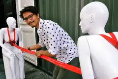 SESUAIKAN DIRI DI PERANCIS: Encik Muhammad Fariz Junaidi dapat rasa jerih payah bekerja dalam pejabat agensi berita Perancis, Visactu, hasil program bekerja sambil belajar selama sebulan menyusuli program penyerapan di Glasgow, Scotland. - Foto KHALID BABA