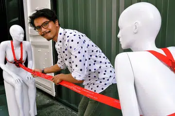 SESUAIKAN DIRI DI PERANCIS: Encik Muhammad Fariz Junaidi dapat rasa jerih payah bekerja dalam pejabat agensi berita Perancis, Visactu, hasil program bekerja sambil belajar selama sebulan menyusuli program penyerapan di Glasgow, Scotland. - Foto KHALID BABA