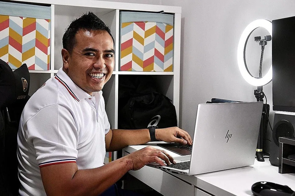 BANTU PENDUDUK: Bakal AP GRC Pasir Ris-Punggol, Encik Sharael Taha berkata penduduk boleh berhubung dengan beliau menerusi telefon, atau menerusi panggilan video untuk mendapatkan bantuan. - Foto BH oleh DESMOND FOO