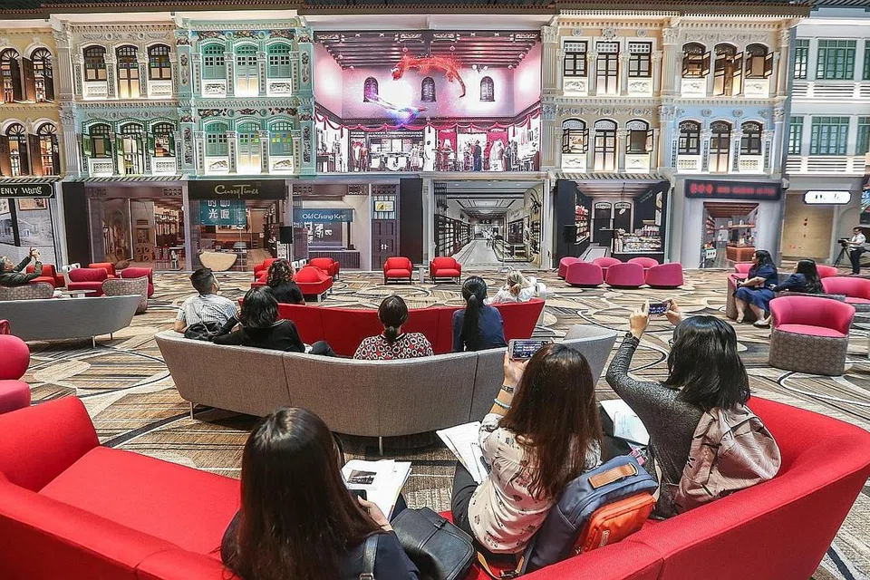 SENTUHAN KREATIF: Zon warisan yang bertemakan 'The Peranakan Love Story' (atas) serta sudut rehat mendapat sentuhan kreatif bagi keselesaan pelawat dan pengunjung ke T4.