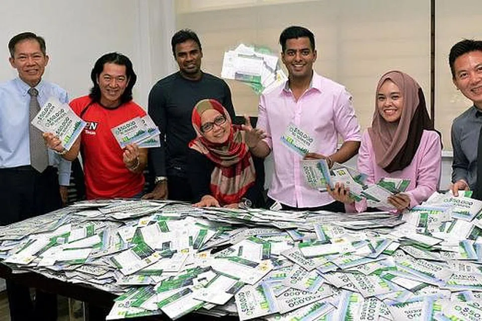 CABUTAN BERTUAH: Wakil dari beberapa syarikat rakan kongsi Herbal Pharm seperti Encik Bobby Lai (kiri) dari SPH dan DJ radio Warna Cik Mariam Mas'od (dua dari kanan), hadir di sesi cabutan bertuah. - Foto KHALID BABA