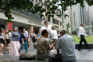 BANTU WARGA EMAS BERDIKARI: Menurut Encik Lee, dengan jangka hayat lebih panjang dan tahap kesihatan lebih baik, lebih ramai warga emas setempat yang tidak mahu berhenti kerja dan bersara. - Foto BH oleh JAMIE KOH