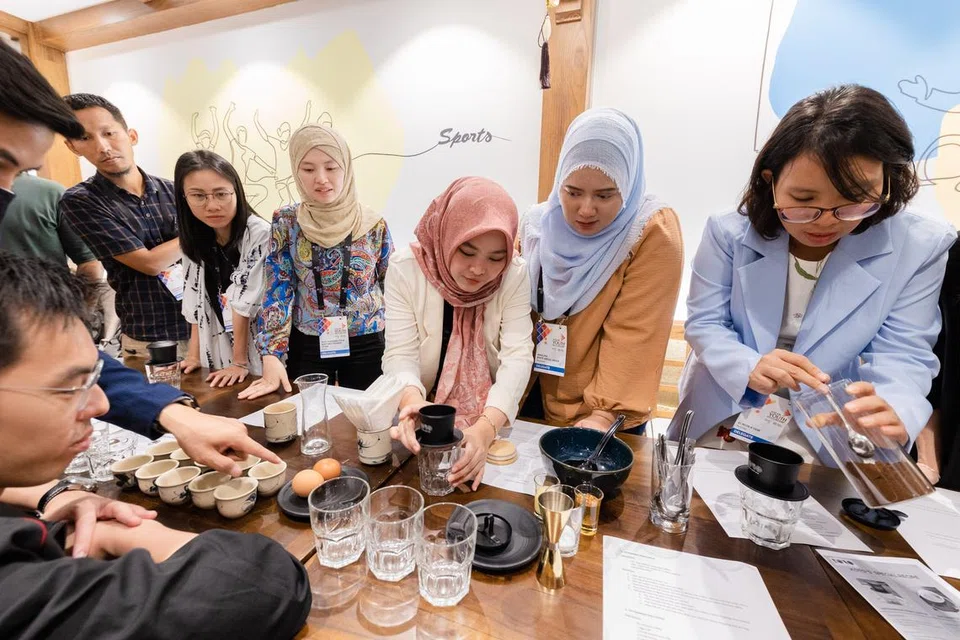 BELAJAR DARI VIETNAM: Pemimpin belia belajar membuat kopi Vietnam di Know One, Teach One (KOTO) di Hanoi, Vietnam. KOTO adalah sebuah perusahaan sosial yang membantu belia berisiko dan kurang bernasib baik di Vietnam melalui program latihan hospitalitinya.