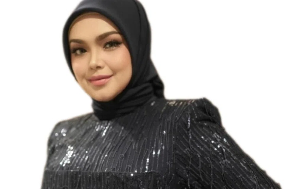 Siti  Nurhaliza berpesan kepada anaknya agar memilih satu mainan sahaja di gerai kedai malam yang dikunjungi.