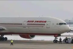 Foto fail sebuah pesawat Air India Boeing 777-300ER ditunda di Lapangan Terbang Antarabangsa O’Hare di Chicago, Illinois, Amerika Syarikat. 