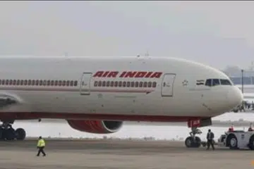 Foto fail sebuah pesawat Air India Boeing 777-300ER ditunda di Lapangan Terbang Antarabangsa O’Hare di Chicago, Illinois, Amerika Syarikat. 