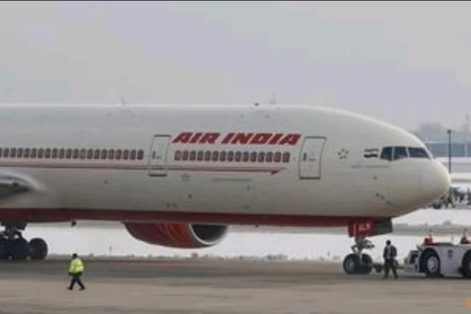 Foto fail sebuah pesawat Air India Boeing 777-300ER ditunda di Lapangan Terbang Antarabangsa O’Hare di Chicago, Illinois, Amerika Syarikat. 