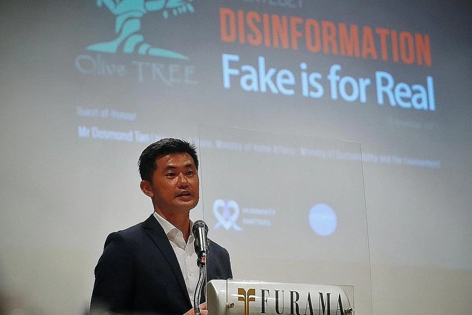 BAHASA MAKLUMAT PALSU: Menteri Negara (Ehwal Dalam Negeri merangkap Kemampanan dan Sekitaran) Encik desmond Tan menarik perhatian penyebaran maklumat palsu boleh merosakkan perpaduan sosial dengan memperalat garis perbezaan sensitif atau lebih mengakar pandangan ekstrem yang akan mempolarisasi atau melumpuhkan masyarakat. - Foto-foto BH oleh JASON QUAH