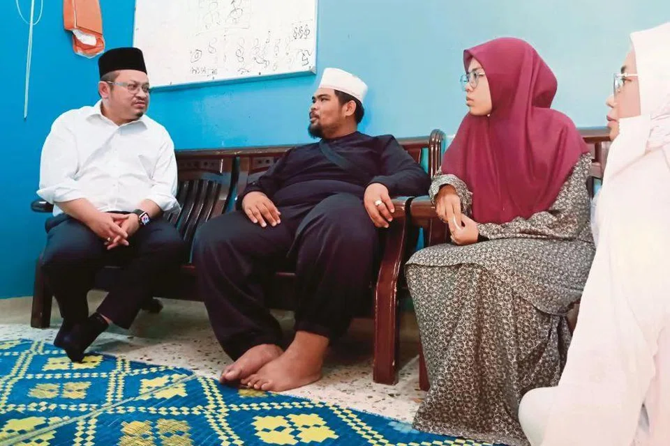 Setiausaha Politik Kanan Perdana Menteri, Datuk Seri Shamsul Iskandar Mohd Akin (kiri) menziarahi Encik Mohd Daniel Saifullizan (tengah) dan adiknya, Cik Nur Mujahadah Saifullizan (dua dari kanan) iaitu anak kepada Allahyarham Hasnatul Adilah Hassan, 48 tahun, Guru Penolong Kanan Sekolah Kebangsaan Jeram, Masjid Tanah, Melaka, yang terkorban dalam kemalangan maut di Rompin, Pahang, membabitkan bas membawa rombongan guru ke Terengganu, pada 9 Jun.