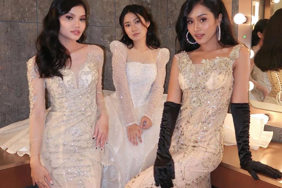 Kumpulan The Gadys, dianggotai (dari kiri) Aznie Azmi, Thamiera Chan dan Ayunie Rizal, dikecam apabila dendangan mereka dikatakan sumbang oleh ramai termasuk pencipta lagu veteran, Julfekar.