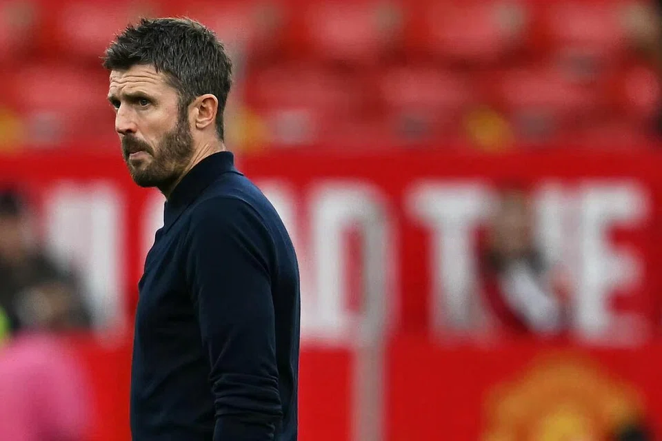 Pengurus Manchester United, Michael Carrick, kelihatan kecewa selepas pasukannya tewas 1-0 kepada Manchester City dalam perlawanan Liga Perdana di Old Trafford pada 13 September.