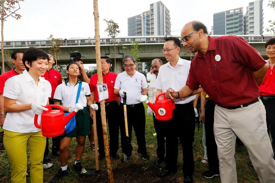 ACARA DI SERATA PULAU - SINGAPURA MENGHIJAU: Timbalan Perdana Menteri, Encik Tharman Shanmugaratnam (kanan), dan Menteri Kebudayaan, Masyarakat dan Belia, Cik Grace Fu (kiri), menyertai acara menanam pokok bersama pemimpin akar umbi di Taman Tasik Jurong sempena memperingati mendiang Encik Lee Kuan Yew.