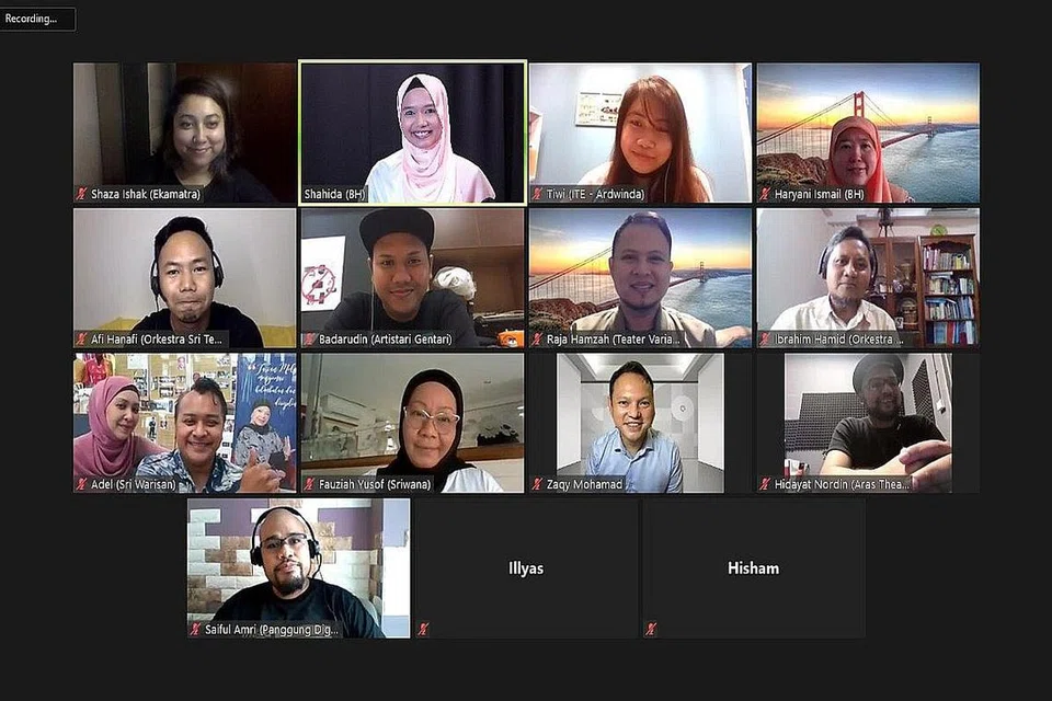 BICARA SENI: Wakil badan seni Melayu berbincang dengan Menteri Negara Kanan (Tenaga Manusia merangkap Pertahanan), Encik Zaqy Mohamad, tentang inisiatif digital dan impak pandemik pada bisnes seni. - Foto BH